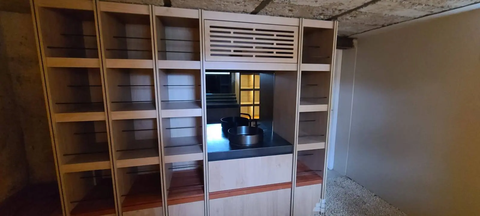 26F530166DB04655BA81A55B80E9D190jpeg_66057ce66c3be Cave à vin sur mesure installée dans un sous-sol près de Lyon par Esprit Bois - fabrication artisanale en bois
