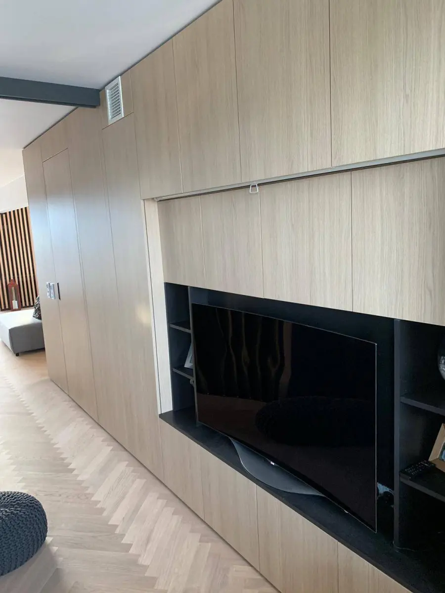 f50ed19788d64231a97f881b82d77adbJPG_5e6a48b5f1639 Installation de meuble télévision sur mesure par ébéniste Esprit Bois près de Lyon - Fabrication artisanale