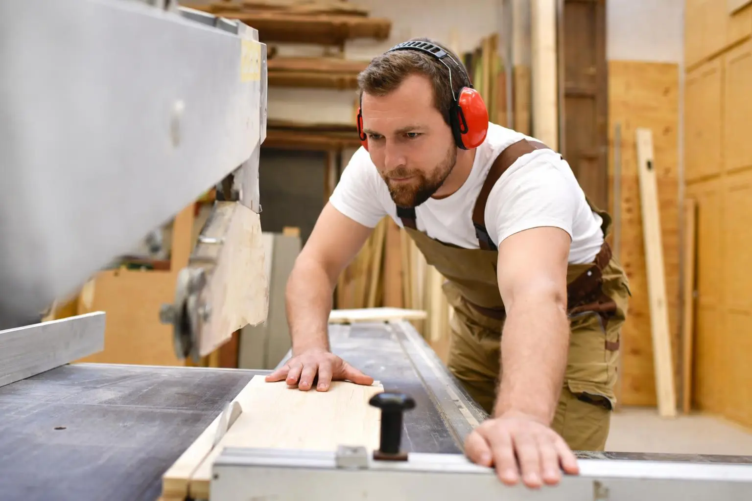 menuisier-stock_var_02 Menuisier Lyon travaillant le bois dans atelier - fabrication mobilier sur mesure Esprit Bois